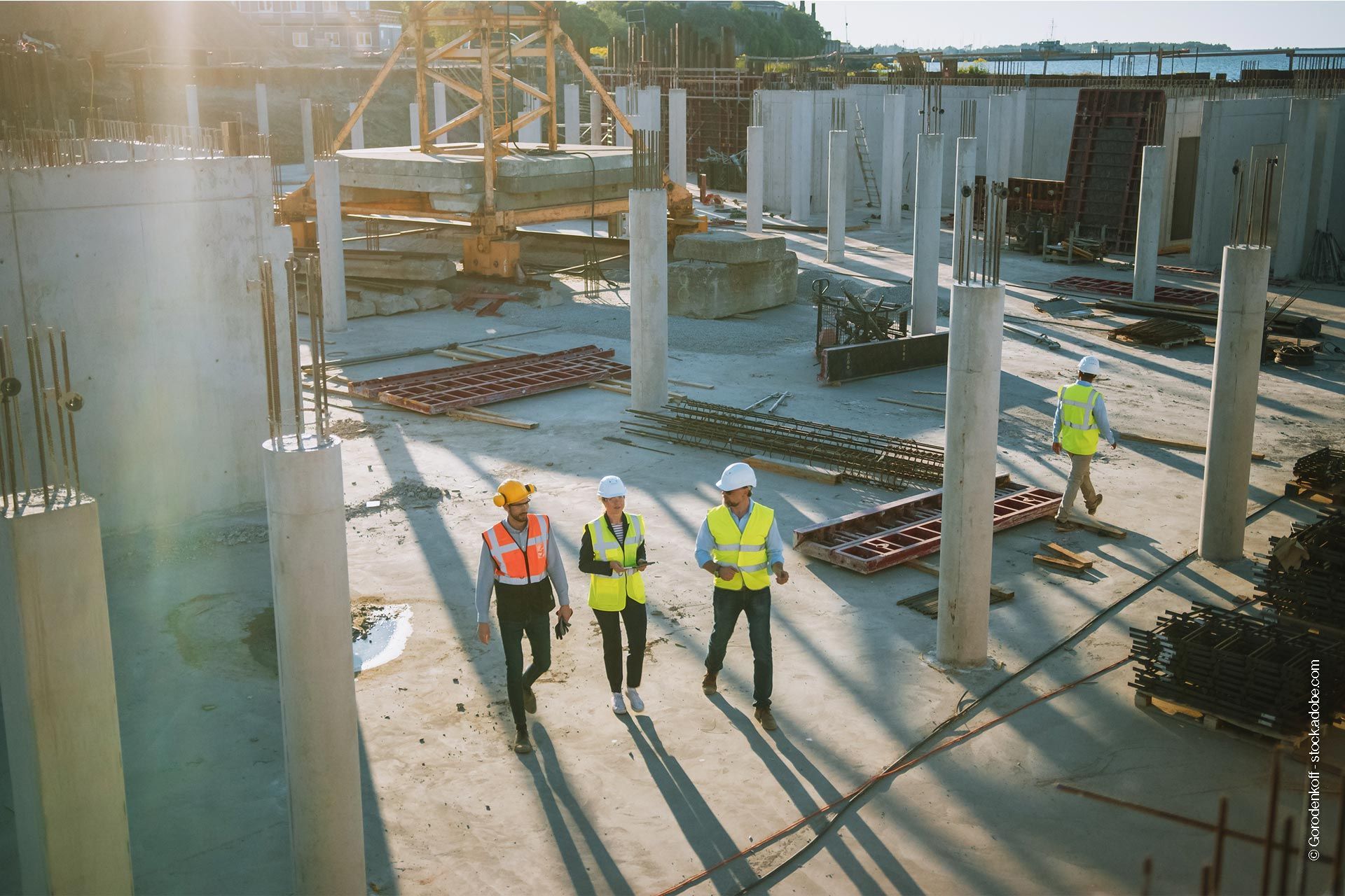 Team von Ingenieuren für Bauaufsicht und Baubetreuung einer Baustelle