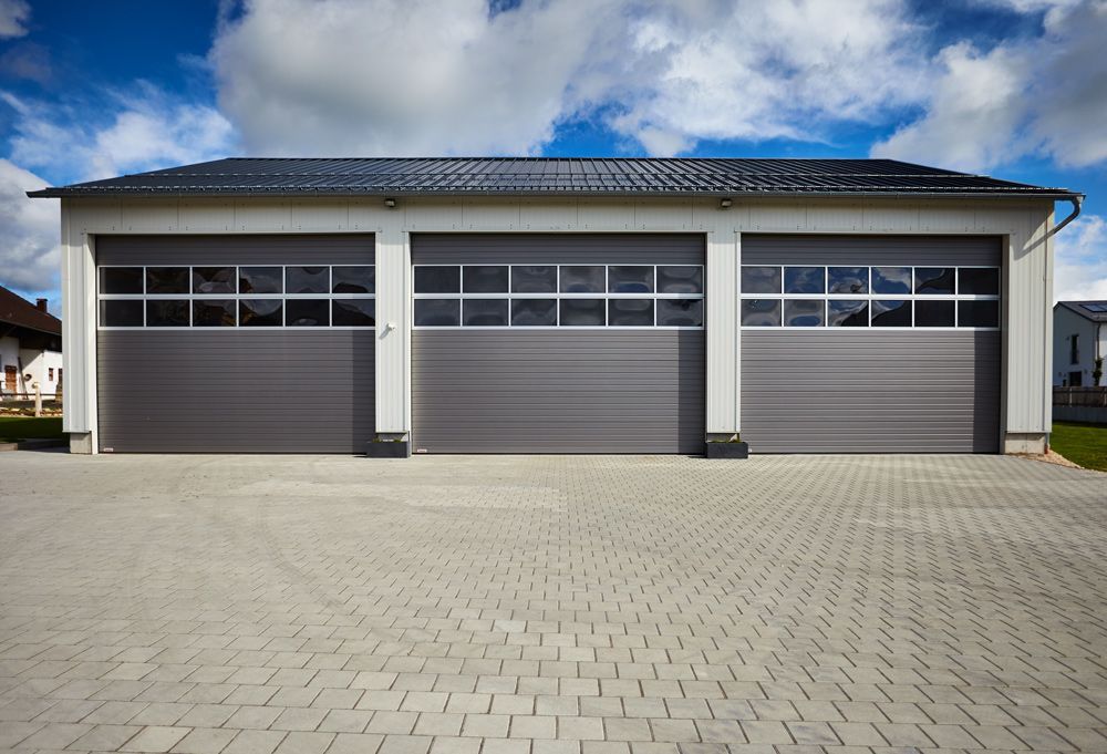 Bau einer Gewerbeimmobilie als Werkstatt mit Toren und Garagen