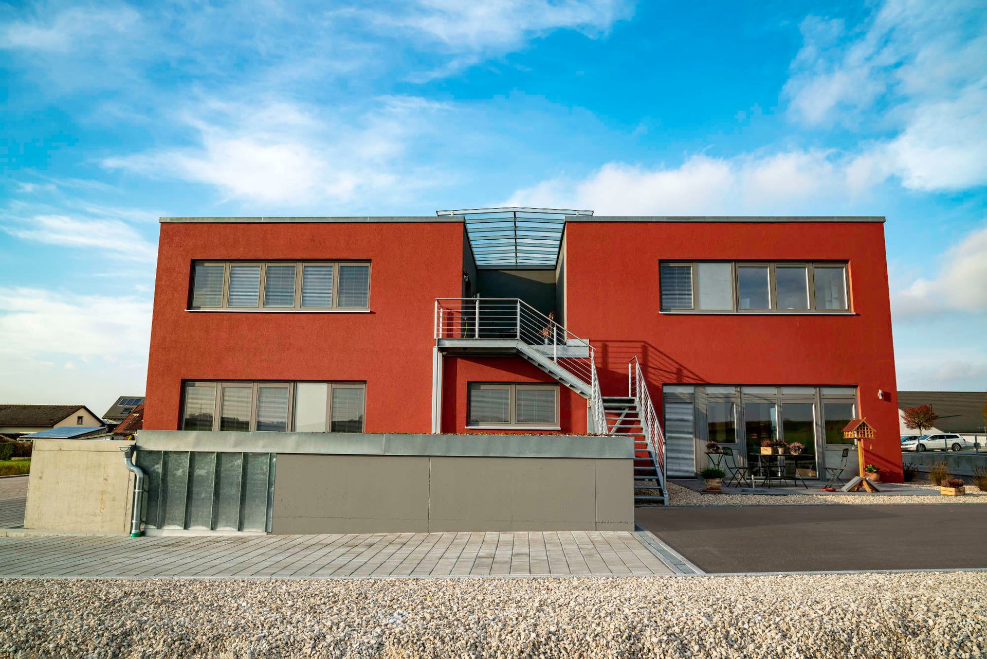 Planung und Bau eines Hauses für Gewerbetreibende mit Energiesystemen und Inneneinrichtung