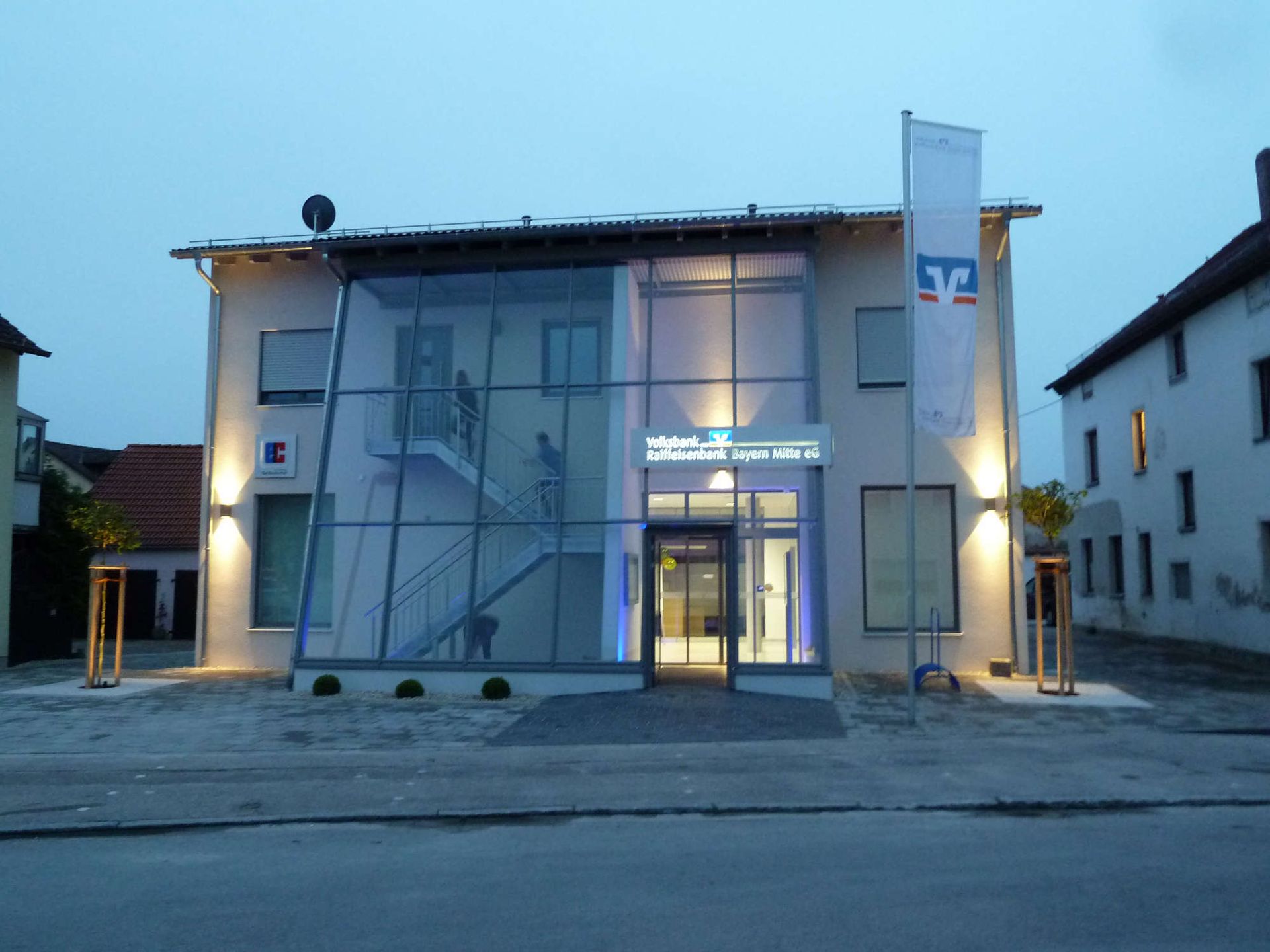 Bau der Immobilie der Volksbank inklusive Inneneinrichtung