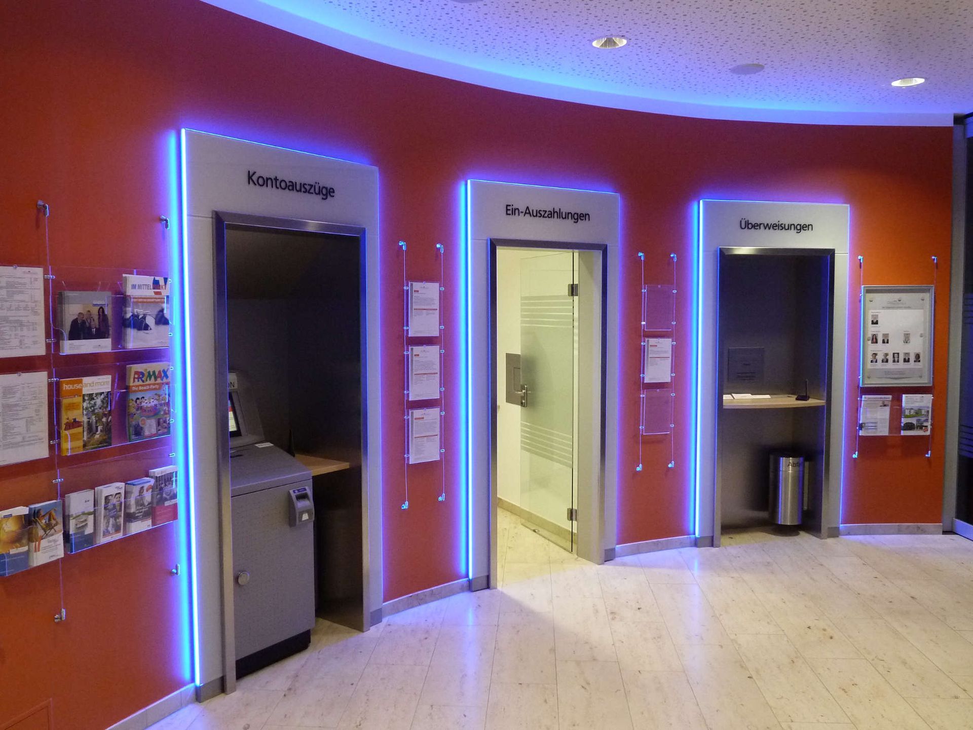 Innenbau der Volksbank mit Bankschaltern und Geldautomaten