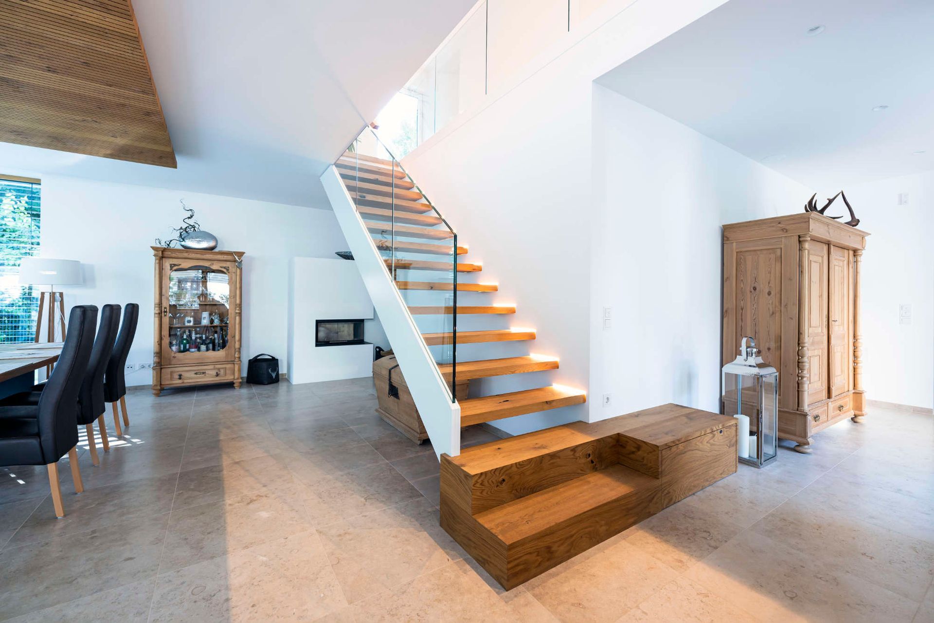 (Um-)bau und Einrichtung von Wohnungen mit Treppen und Türen