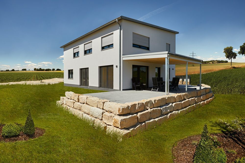 Bau von Häusern mit integriertem Vordach und Terrasse