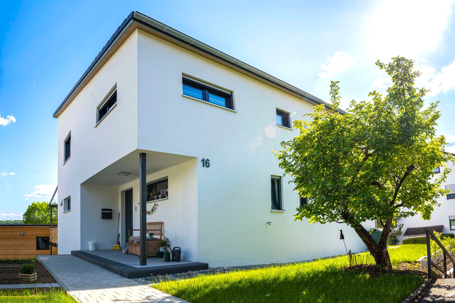 Bau von Häusern mit integriertem Vordach und Terrasse