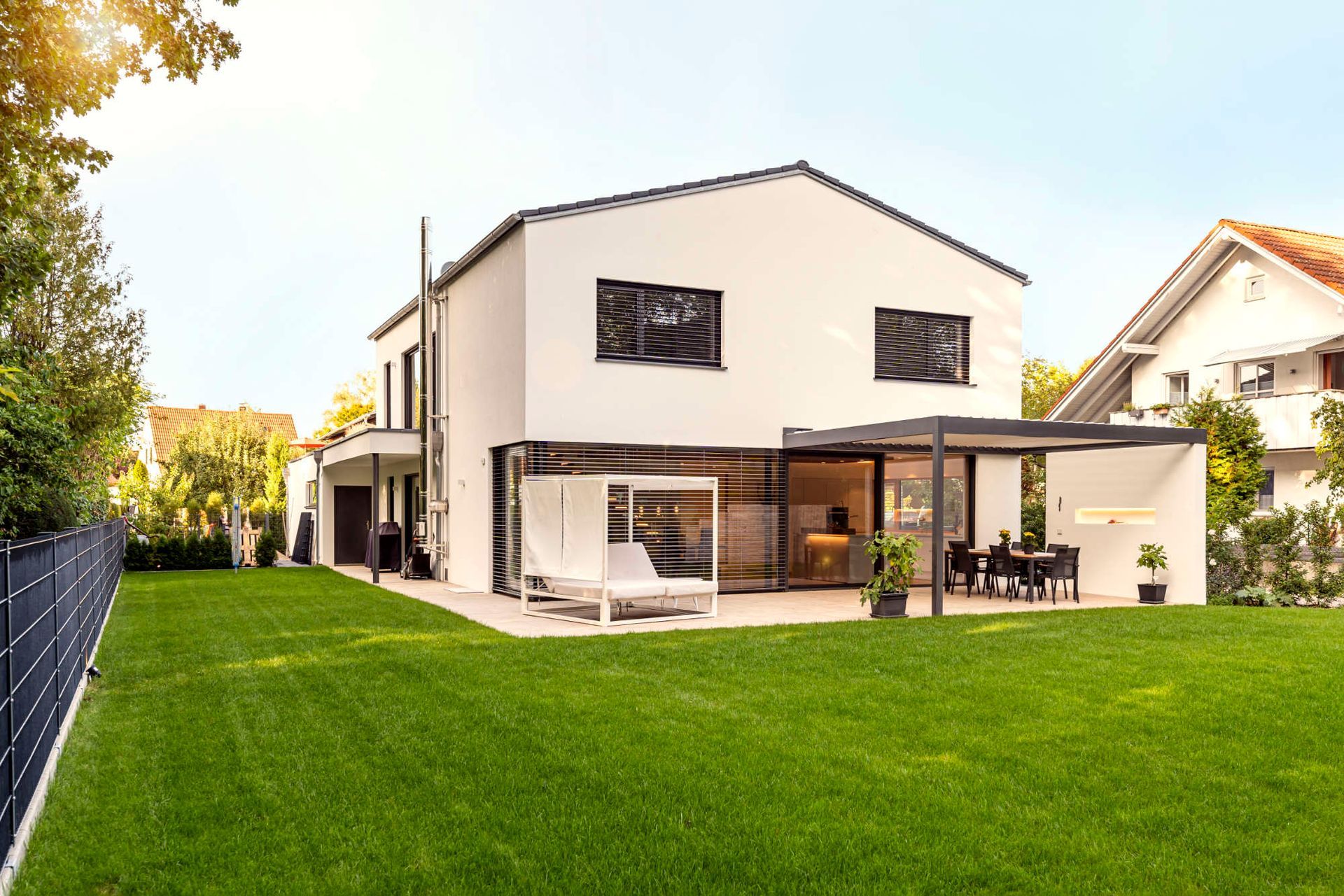 Hausbau mit überdachter Terrasse und Garten