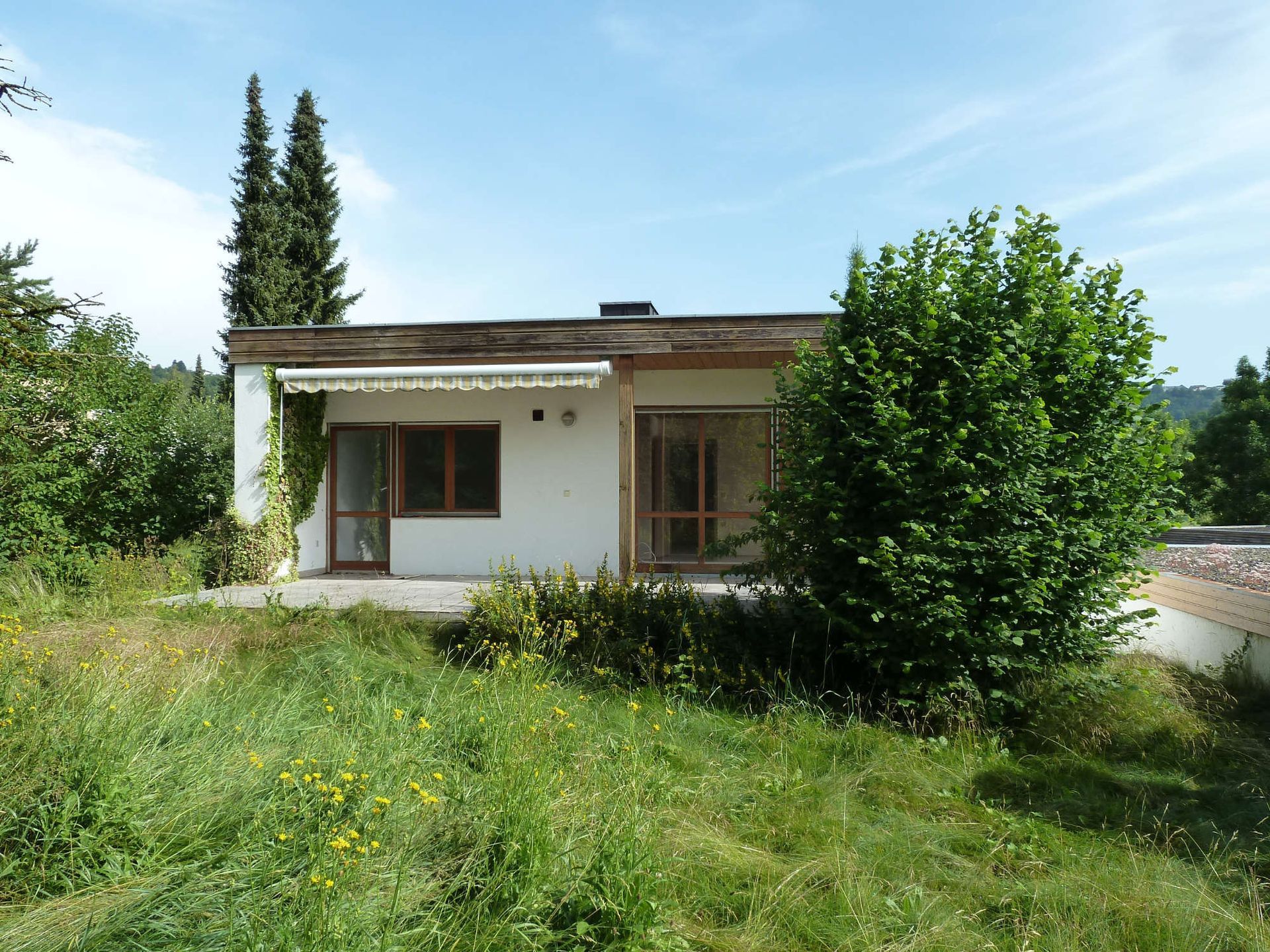 Renovierung und Kernsanierung eines alten Gebäudes – Ansicht vorher Außen