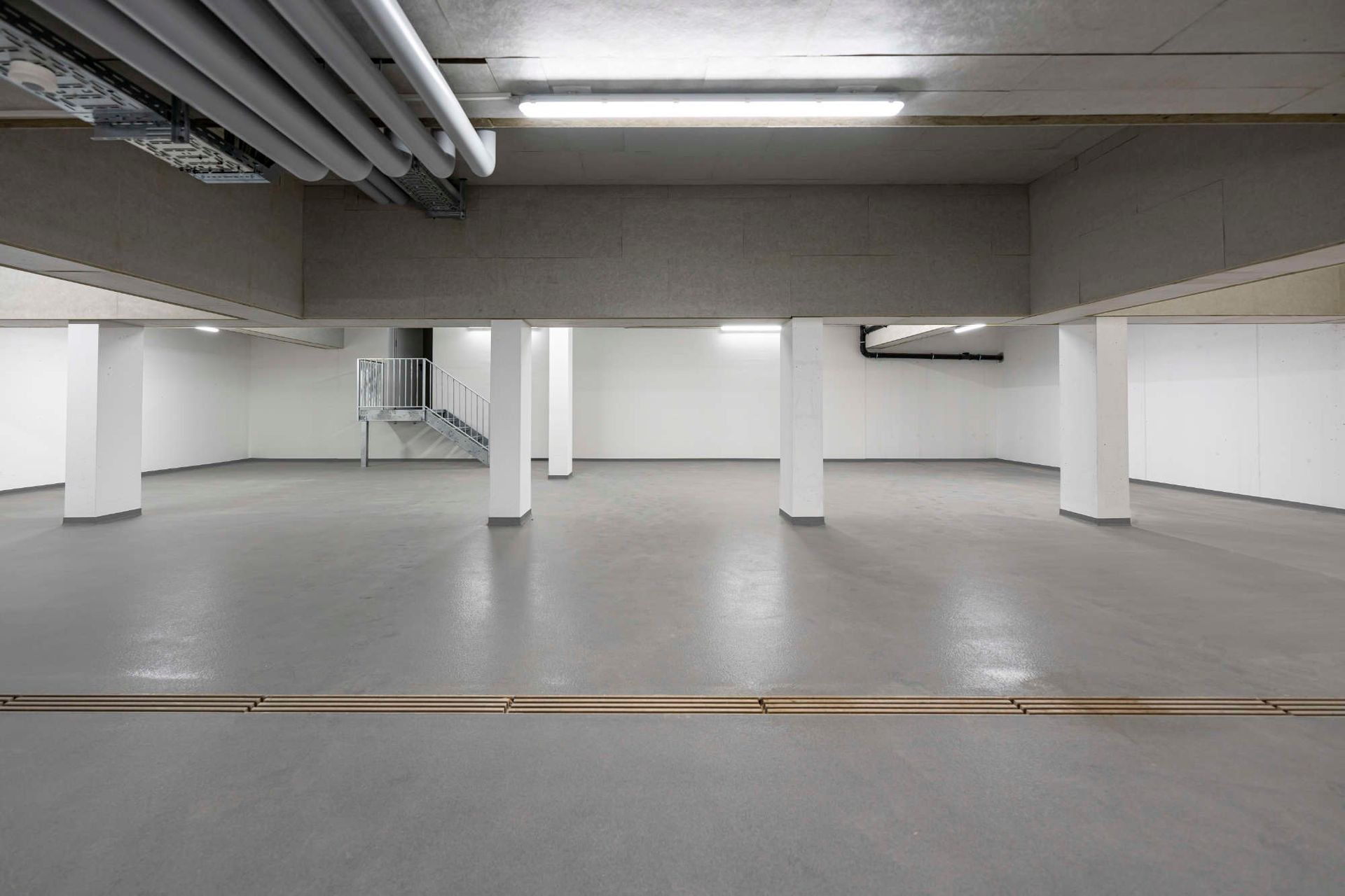 Bau einer großen Werkhalle für gewerbliche Zwecke mit Energie- und Heizsystemen