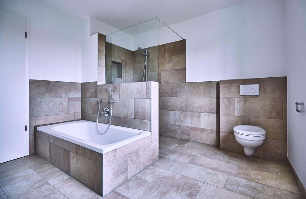 Sanierung und Umbau von Badezimmern mit Naturfliesen