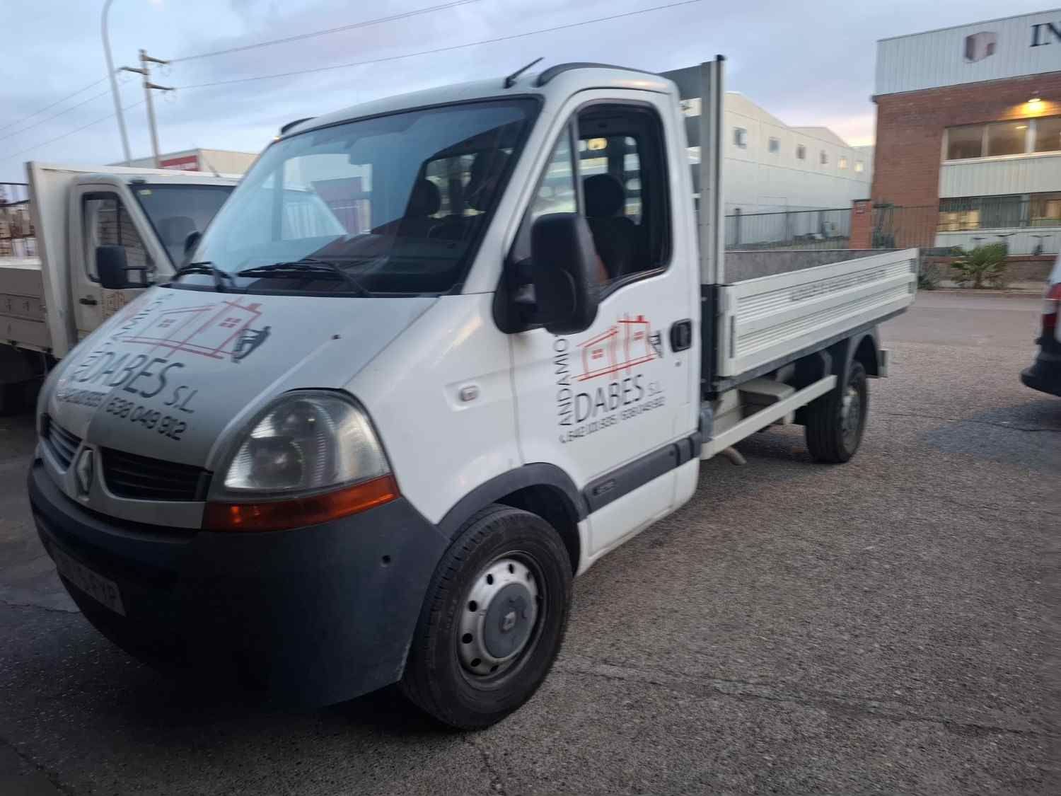 Camioneta de trabajo blanca de plataforma aparcada