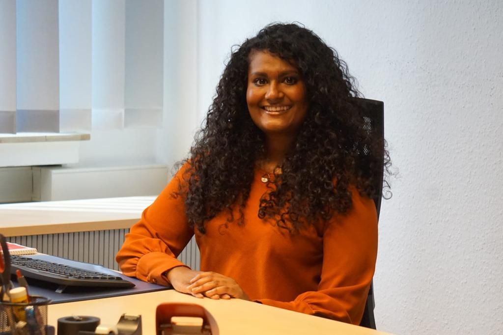 Ruhini Sandrathas, Finanzbuchhalterin
