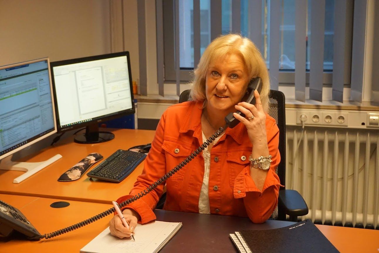 Silke Flosbach-Wüster, Sekretariat