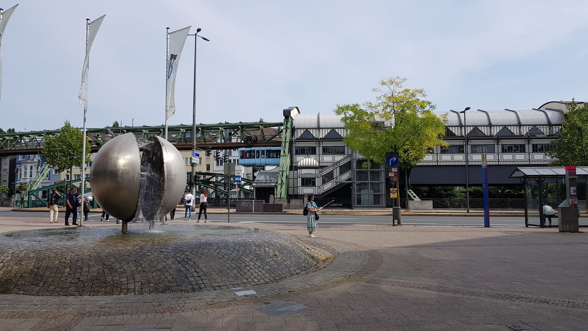 Platz mit Schwebebahn im Hintergrund