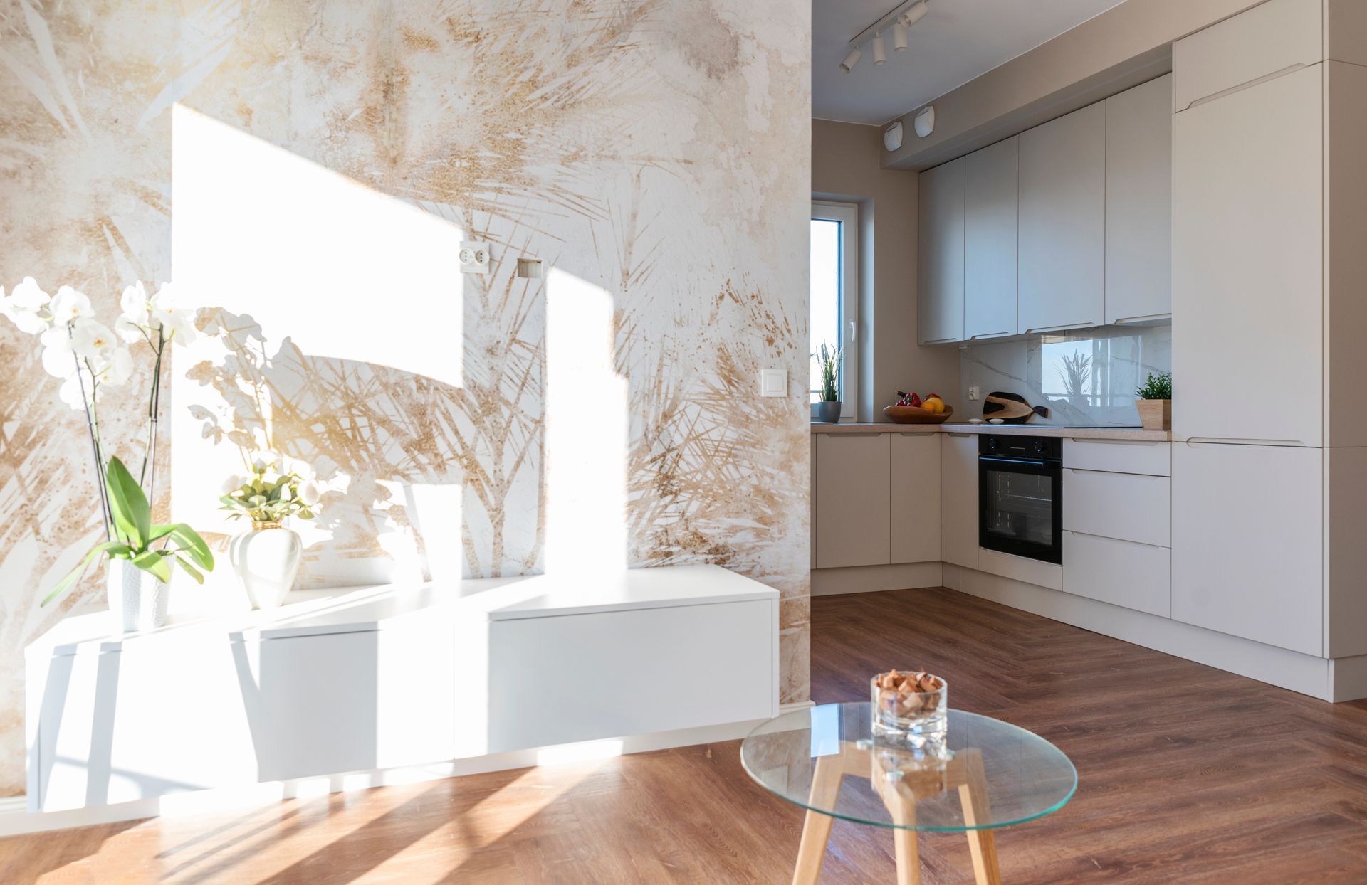 Un mur près d'une cuisine avec un papier peint floral