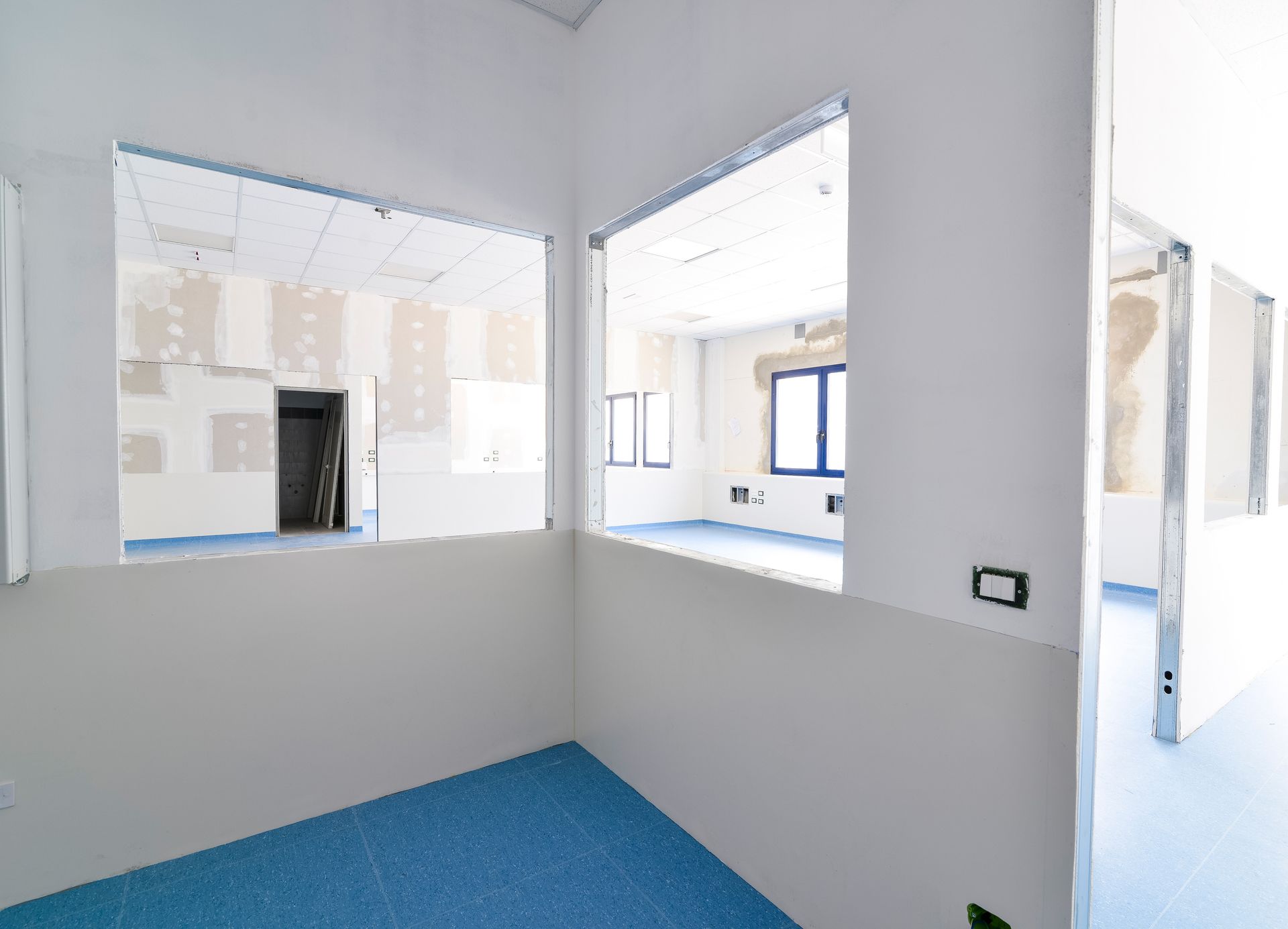 Une grande pièce en rénovation avec plusieurs cloisons ajourées