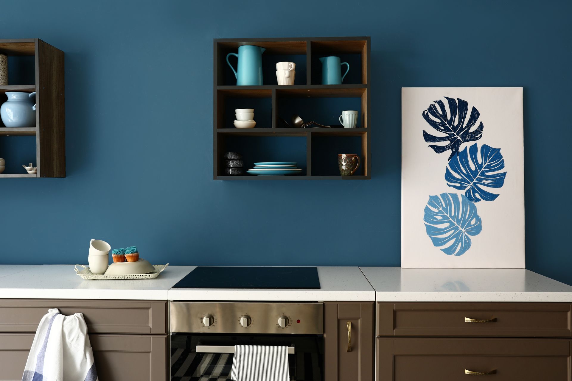 Une cuisine avec un mur bleu