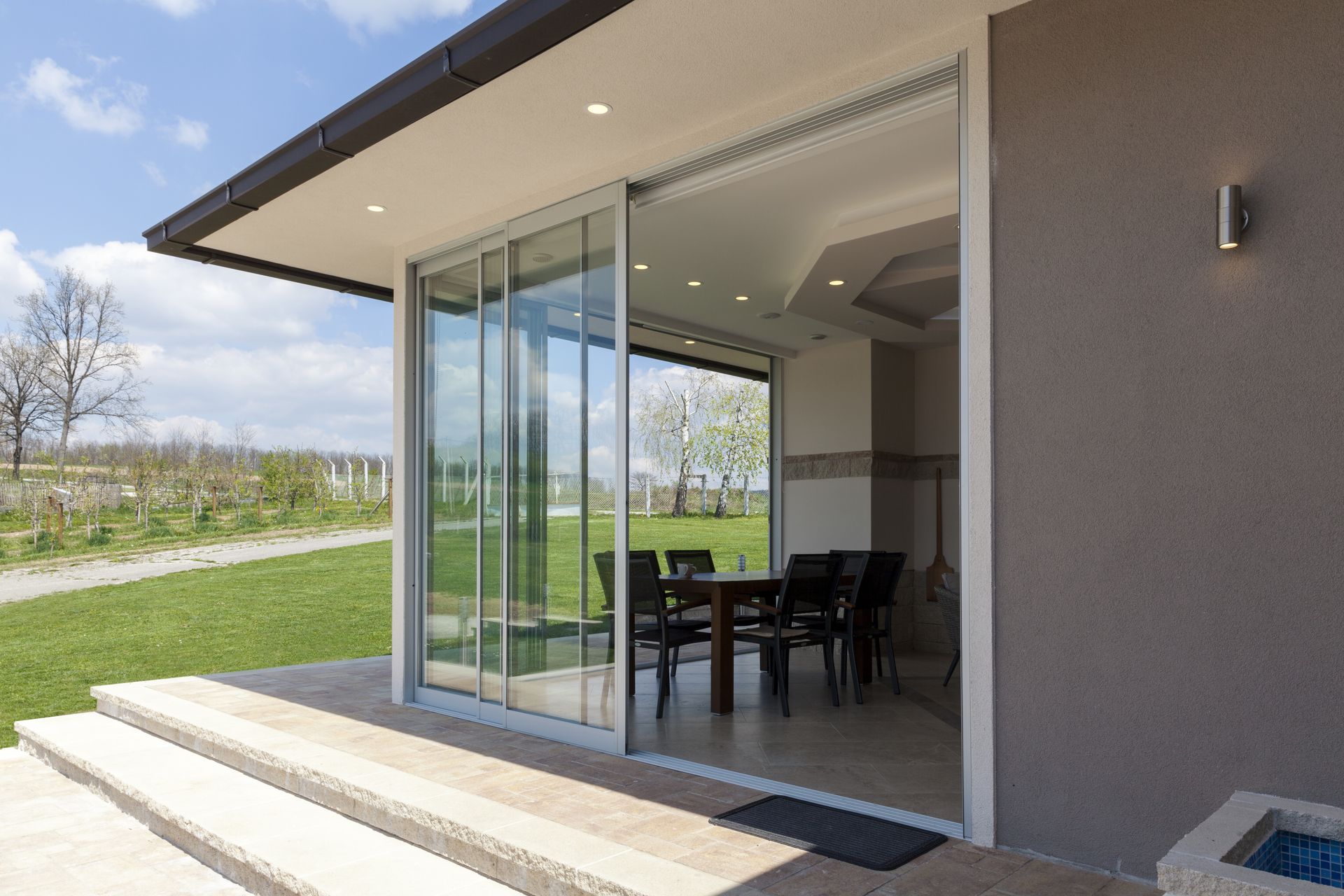 Une baie vitrée d'angle vue de l'extérieur