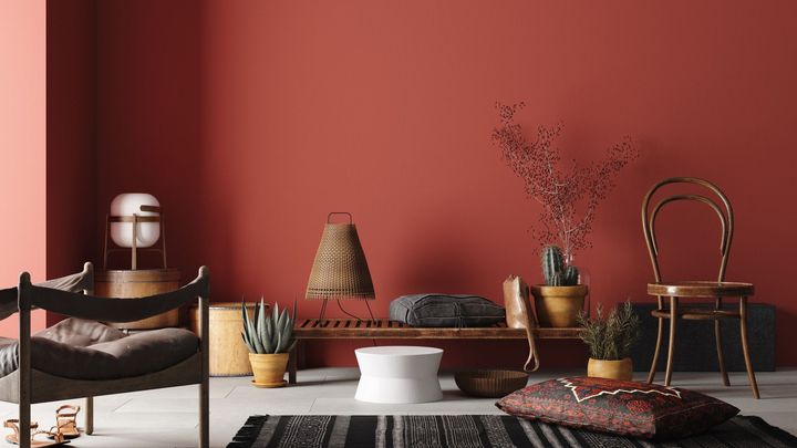 Un salon minimaliste avec un mur terracotta