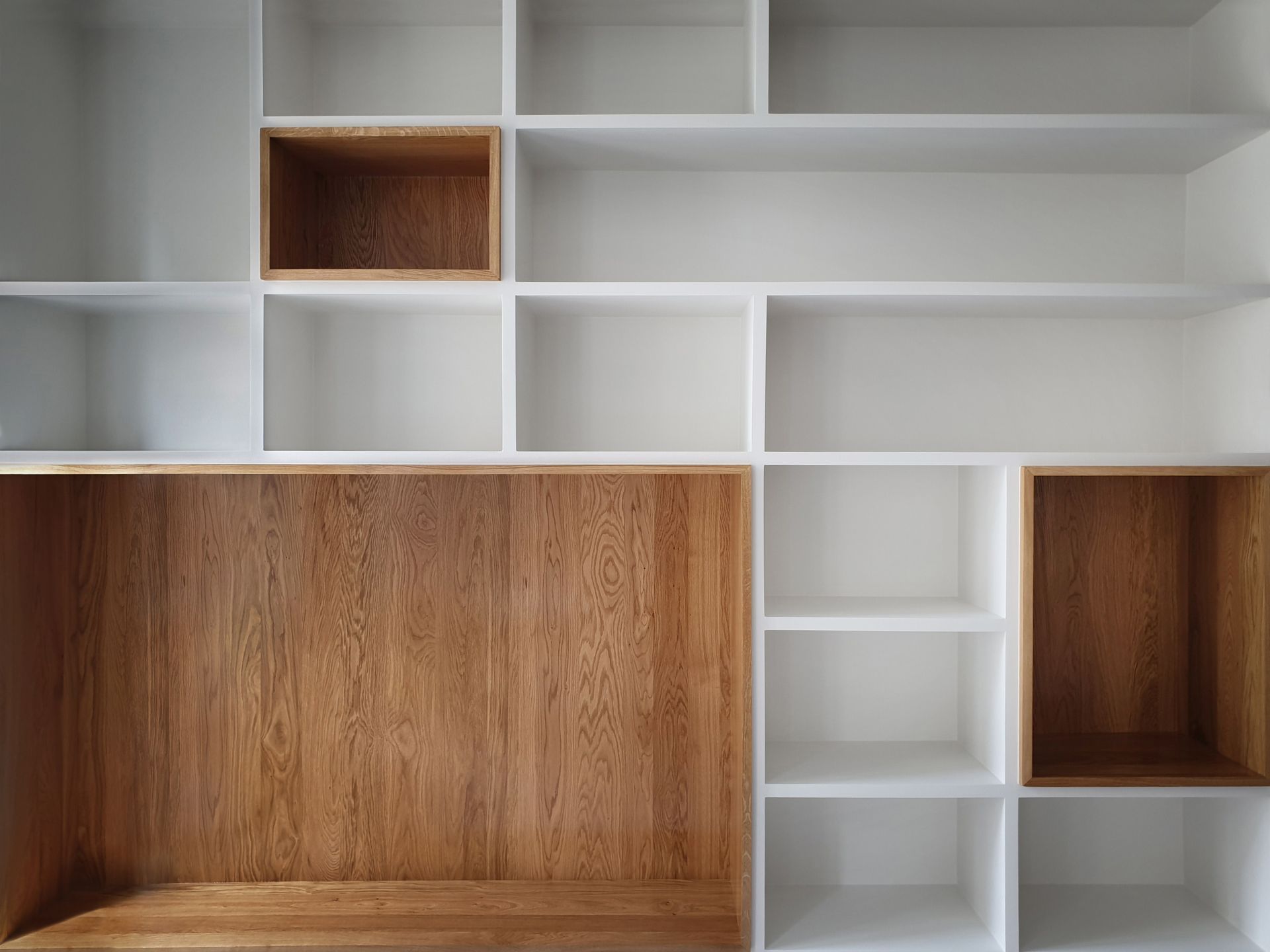 Un mur avec des placards sans portes vides
