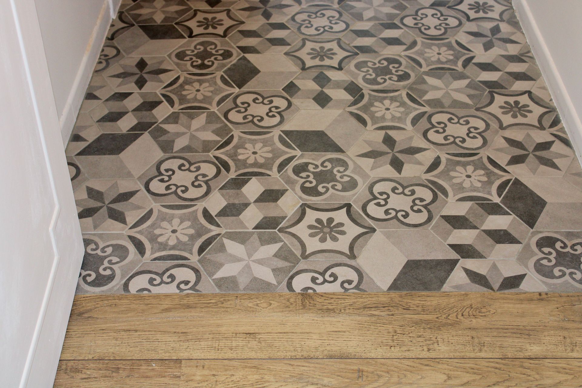 Un sol en carreaux de ciment et parquet