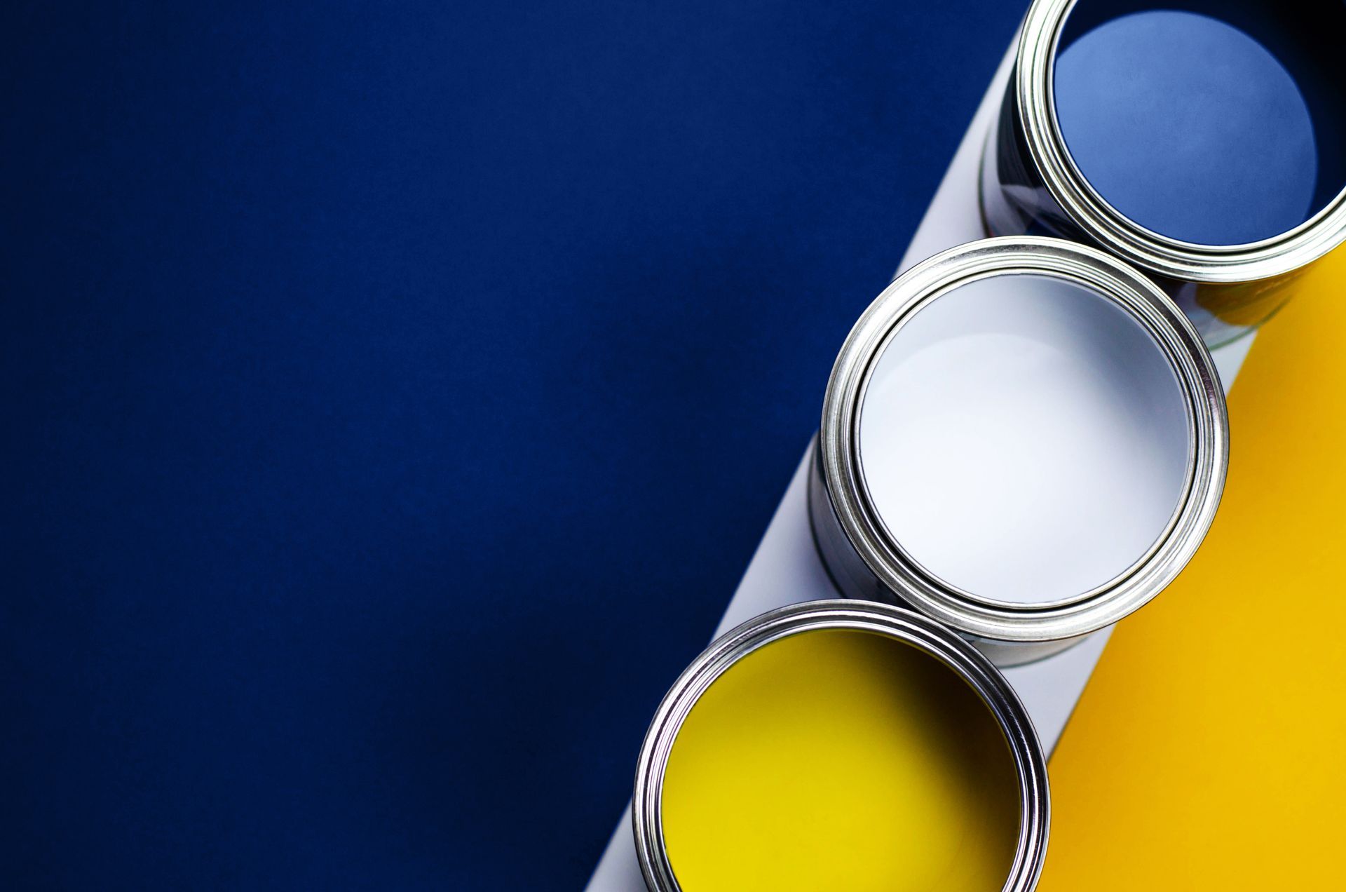 Trois pots de peinture alignés en diagonale