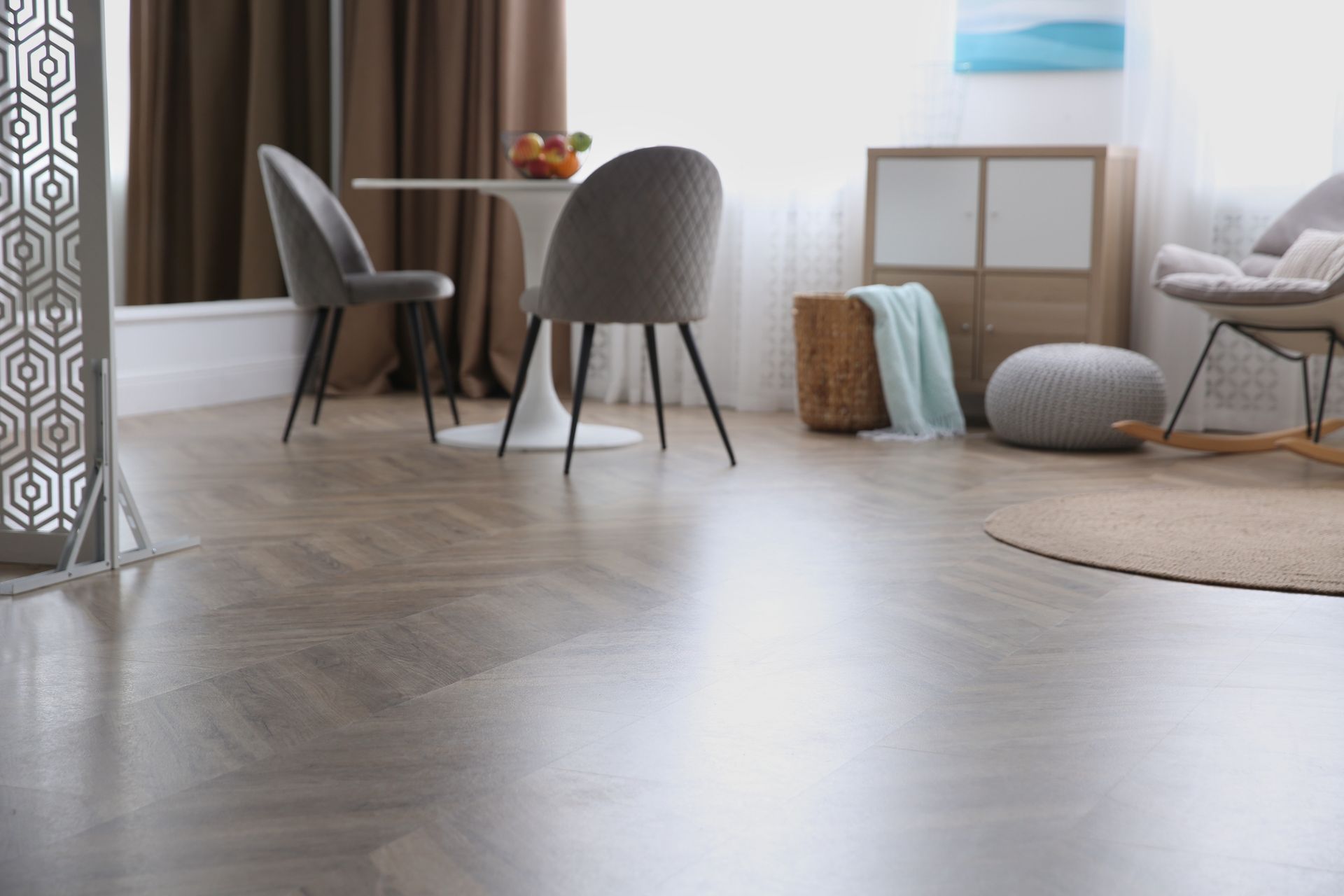 Un salon avec un sol souple imitation parquet chevron