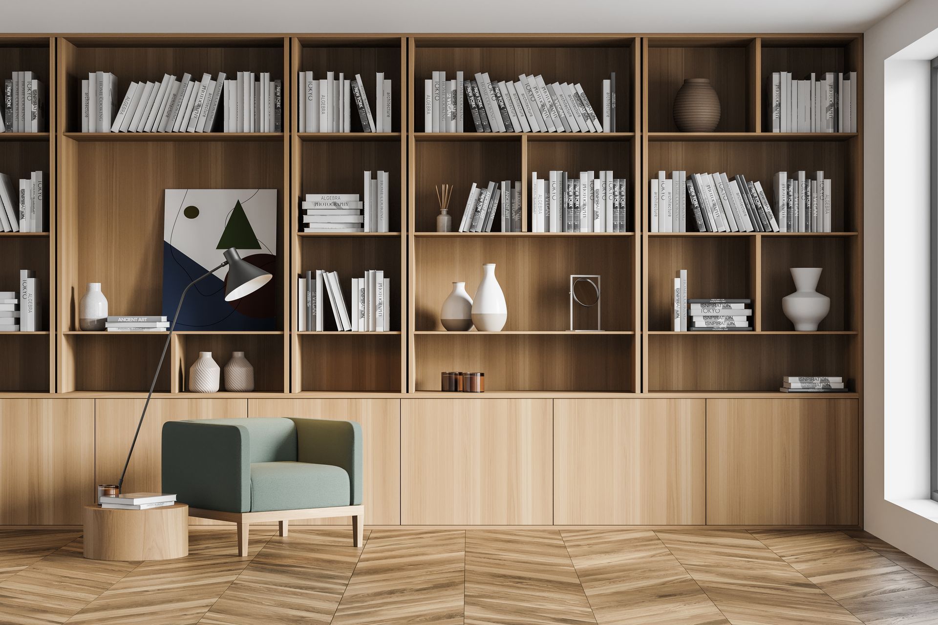 Une grande bibliothèque en bois avec des livres et objets