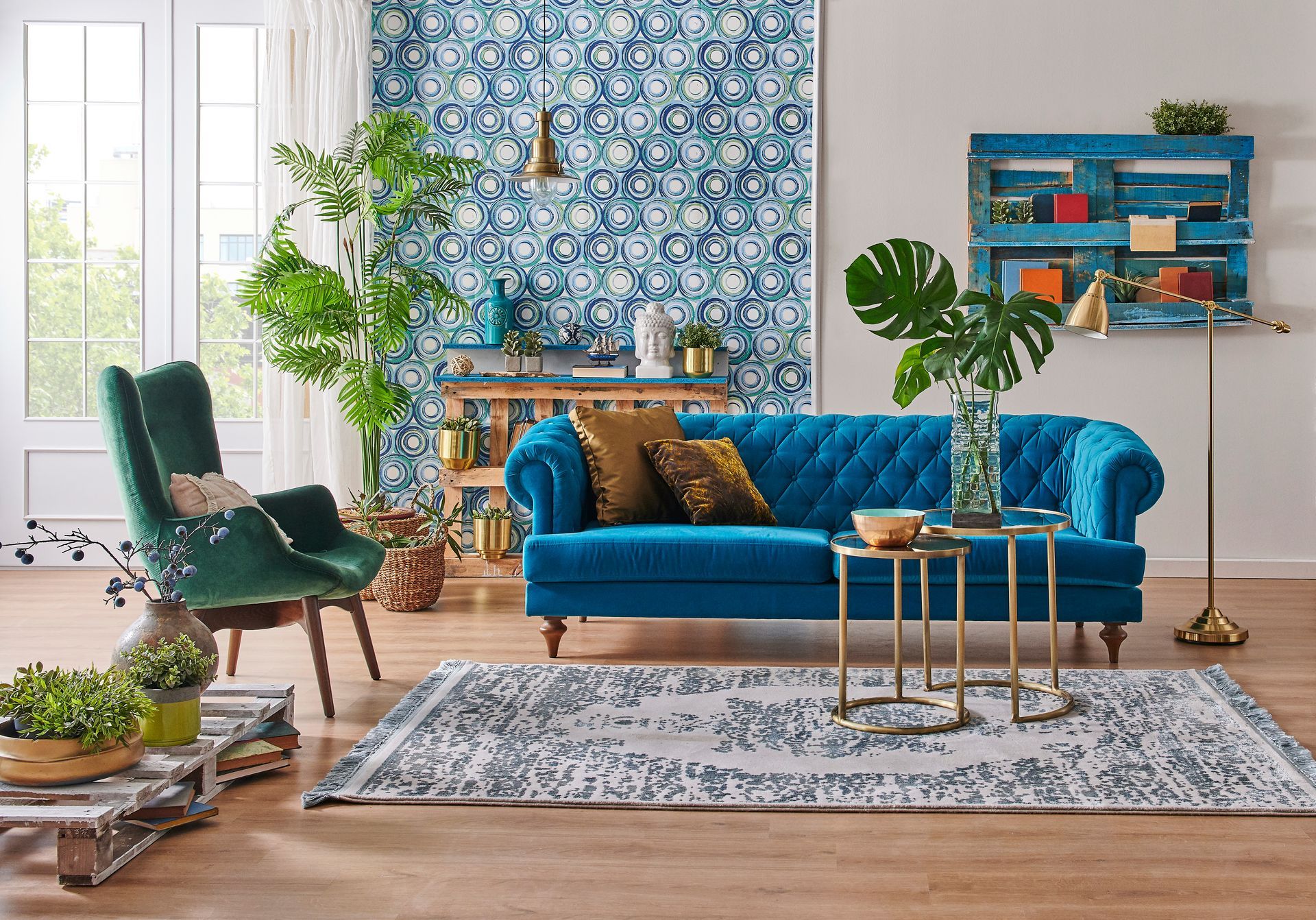 Un salon avec un pan de mur recouvert d'un papier peint à motifs bleu