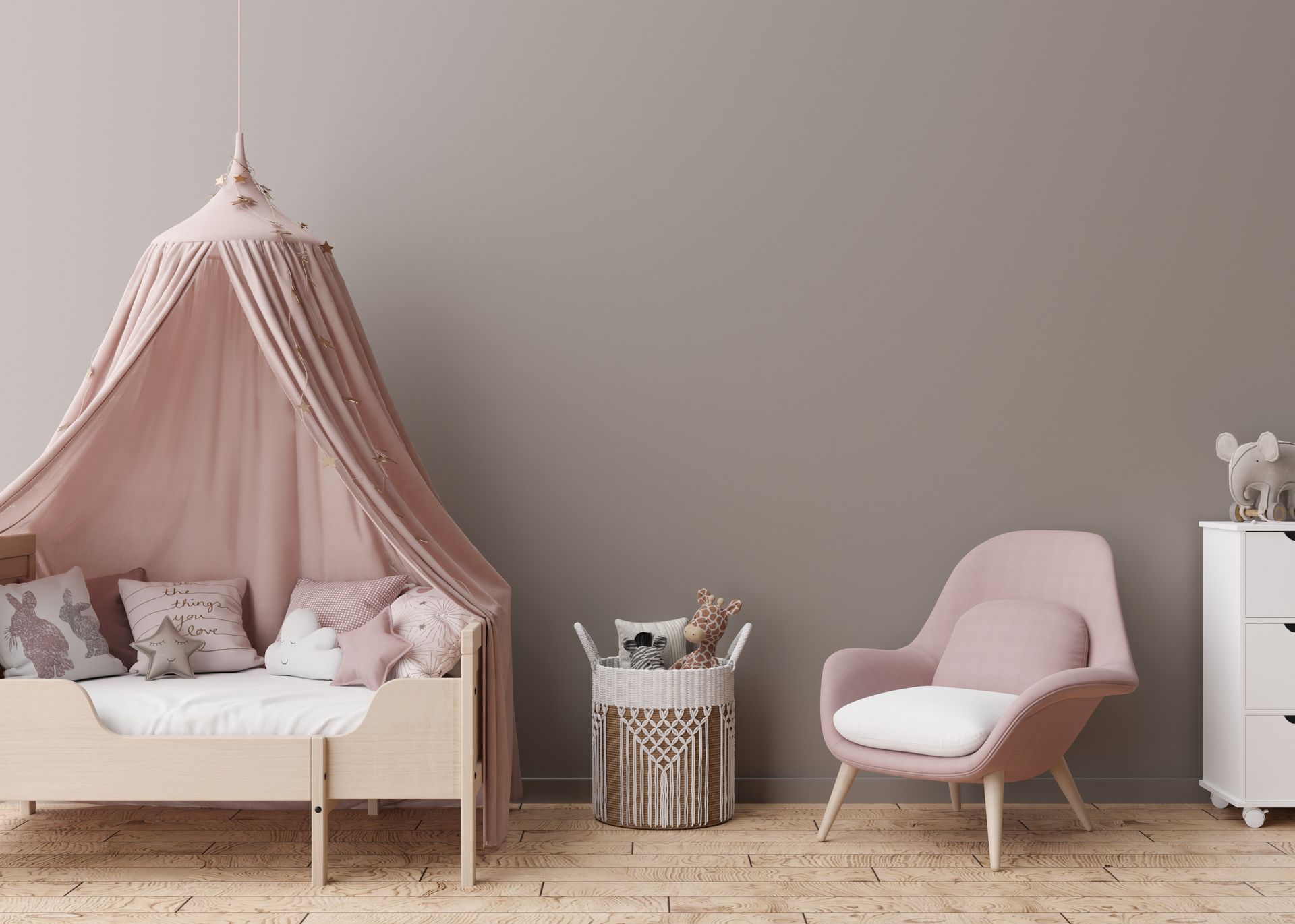 Une chambre d'enfant avec un mur taupe