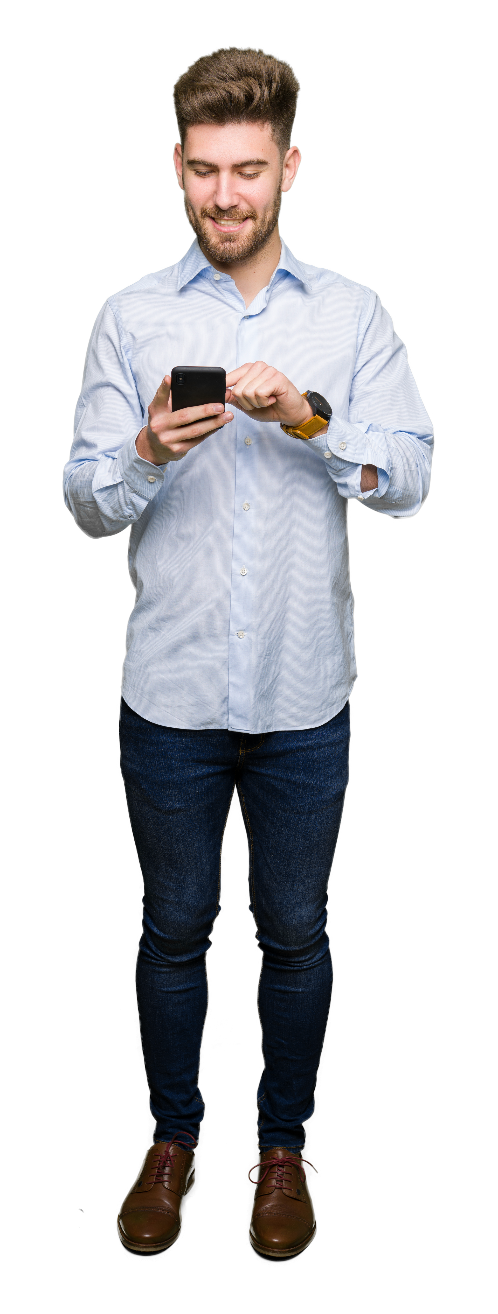 Un homme en jean et chemise qui tient un téléphone