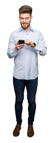 Un homme en jean et chemise qui tient un téléphone
