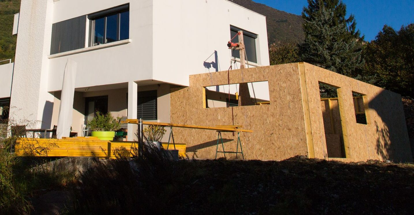 Une extension en bois en construction d'une maison moderne