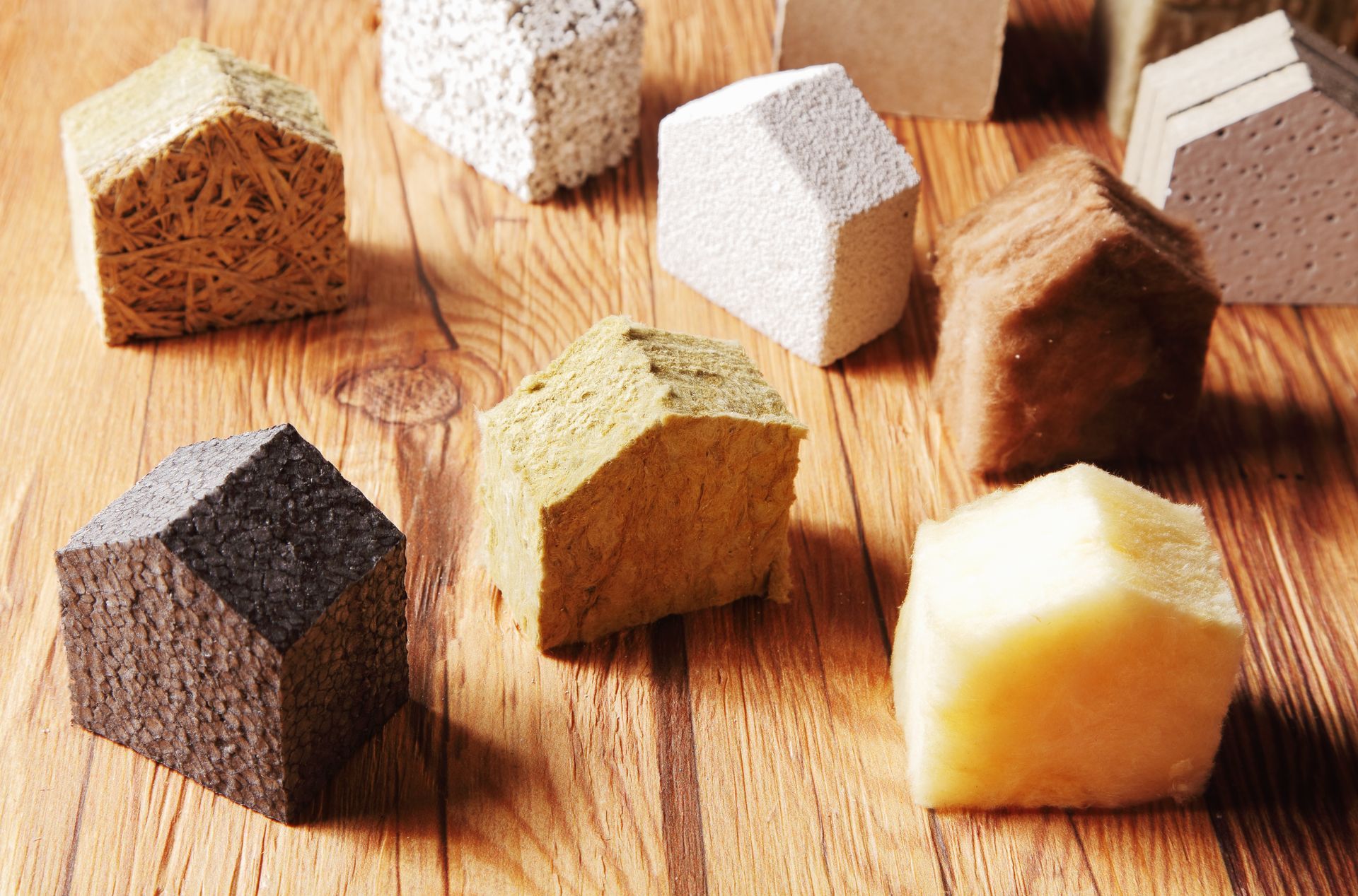 Plusieurs isolants sous forme de petites maisons