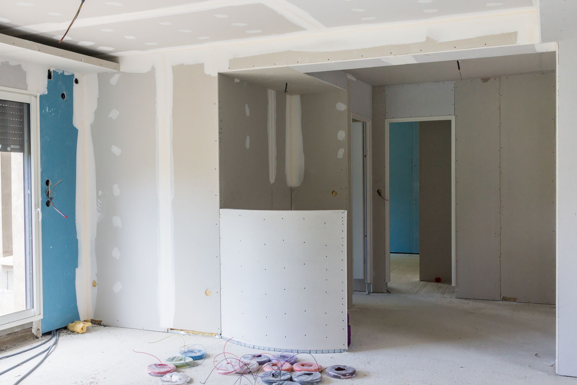 Une pièce en rénovation avec une cloison à mi-hauteur