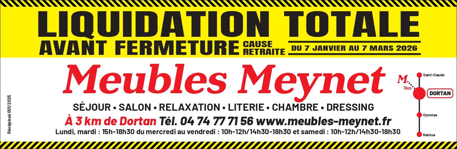 Salle à manger avec table ovale, chaises, buffet, tapis, œuvres d'art et décoration.