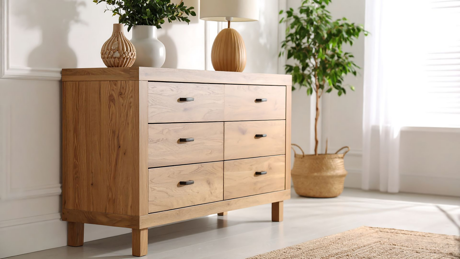 Commode en bois avec vases décoratifs, lampe et plante en pot.