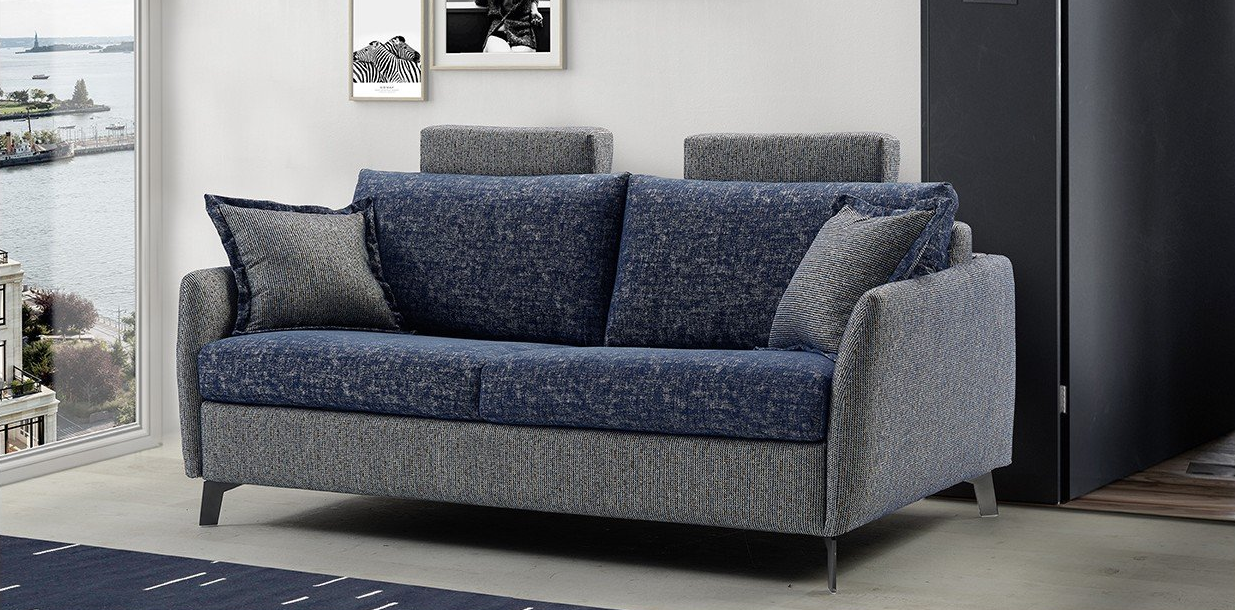 Canapé en tweed bleu et gris dans un salon moderne.