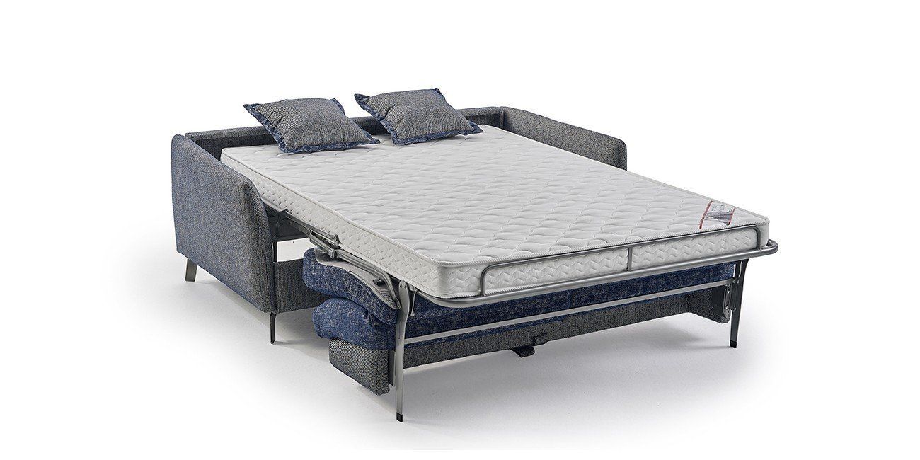 Canapé-lit bleu avec matelas dépliable, deux oreillers et structure en métal.