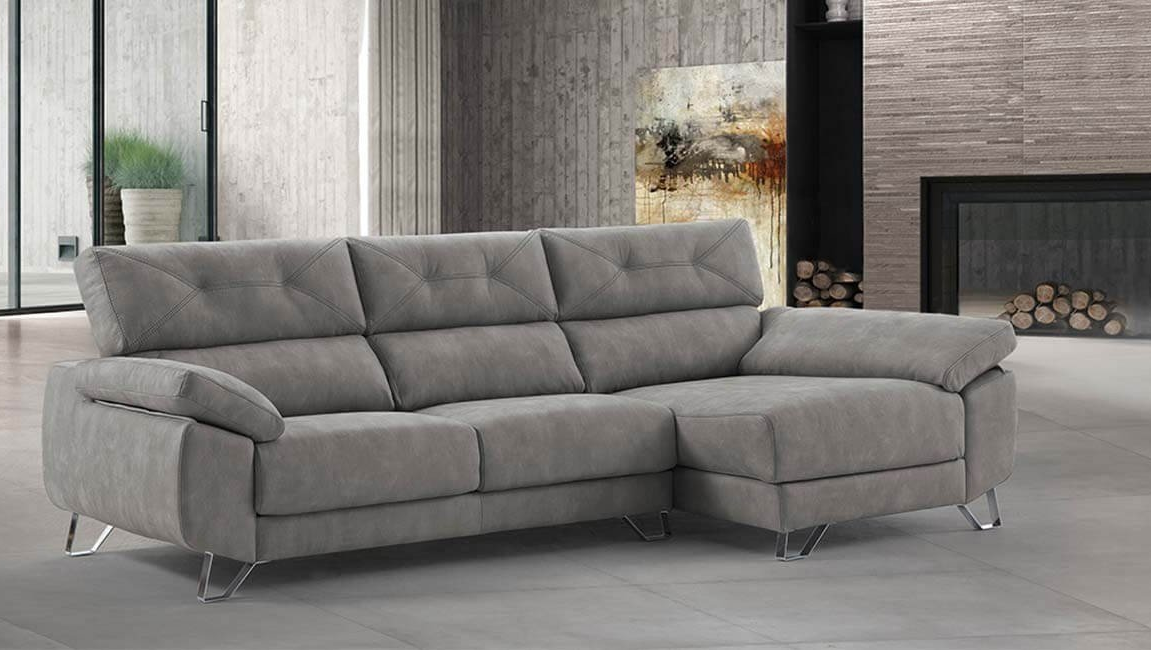 Canapé d'angle gris dans un salon moderne avec cheminée et œuvres d'art abstraites.