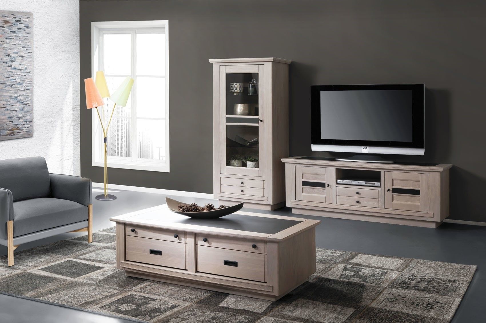 Salon avec meubles en bois clair, murs gris, une fenêtre et une télévision.