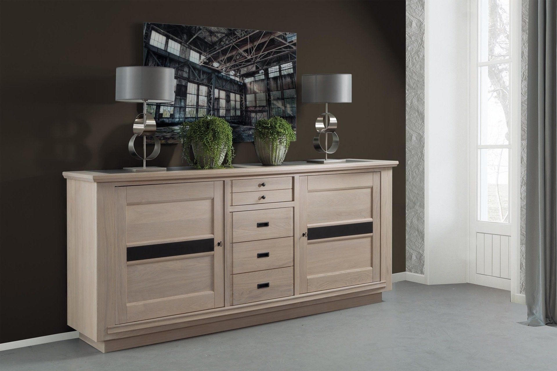 Buffet en bois avec lampes et plantes, adossé à un mur marron orné d'un tableau.