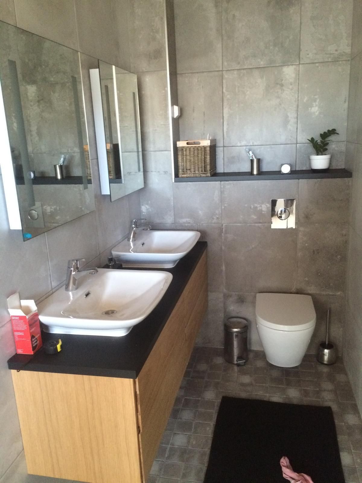 Moderni märkätilasaneeraus, jossa yhdistyvät vaaleat laatat, tyylikäs valaistus ja uusi sauna.