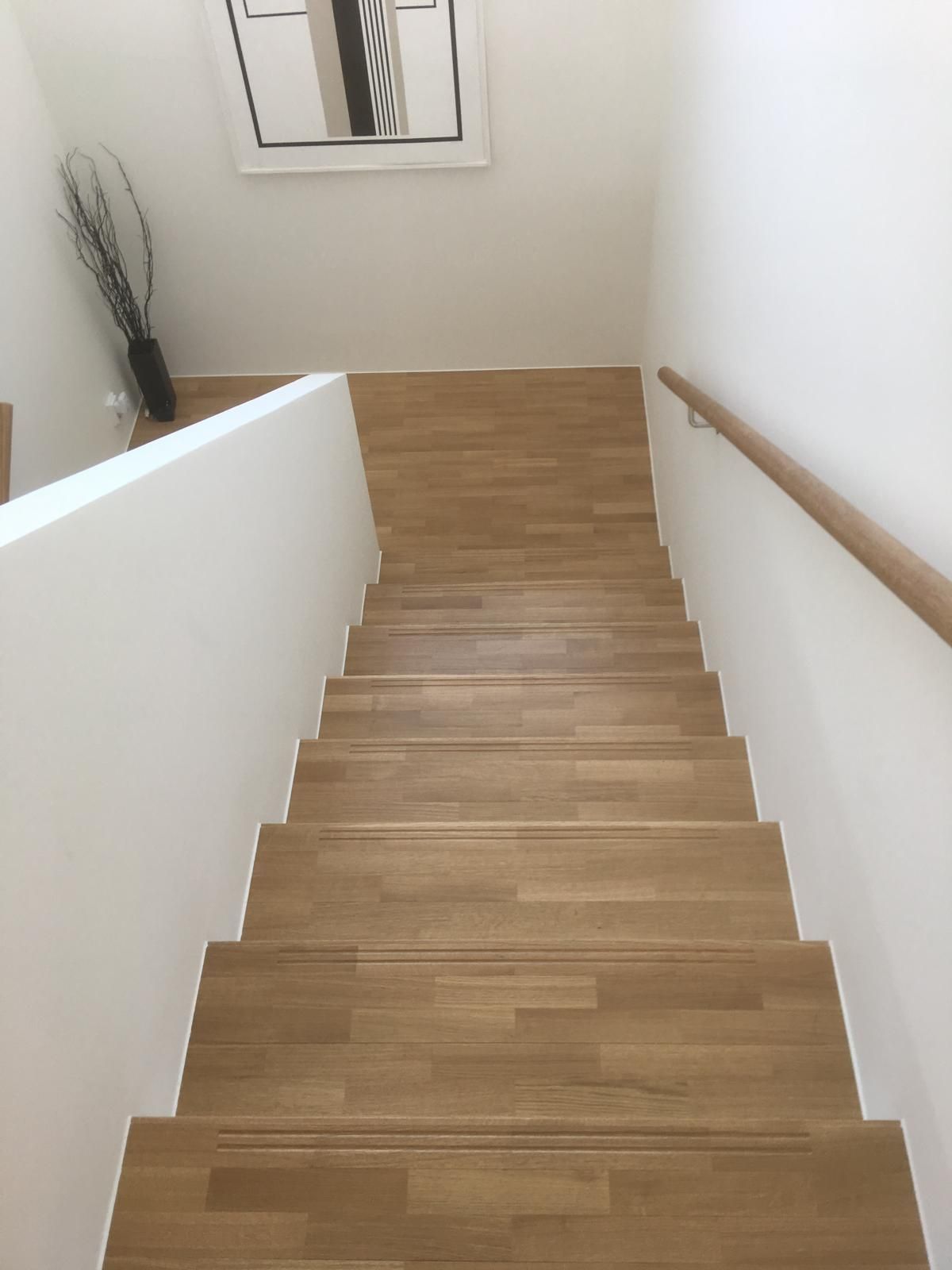 Modernit puuportaat ja vaalea pintasaneeraus huoneistoremontin yhteydessä, Pintapiste Oy.