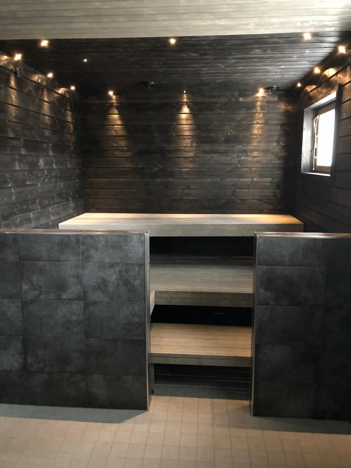 Moderni musta sauna pilarikiukaalla ja integroidulla LED-valaistuksella, Pintapiste Oy.