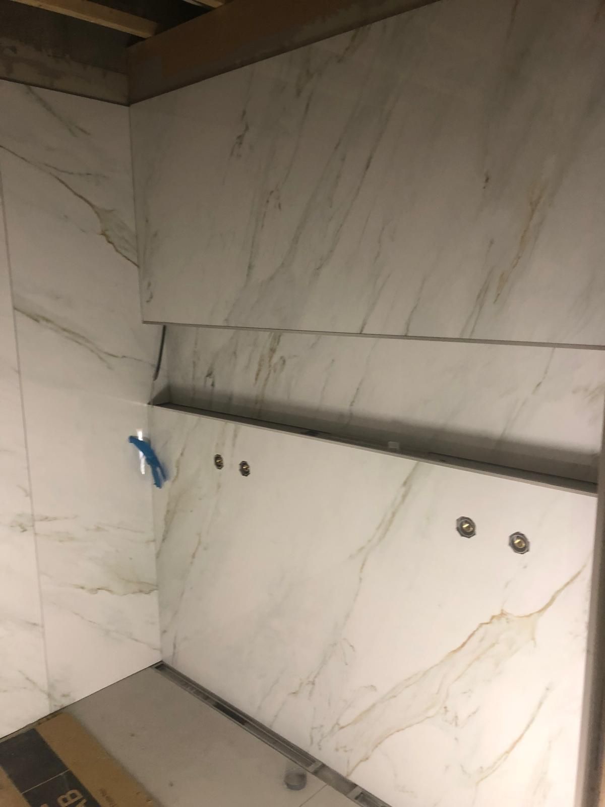 Marmorikuvioinen kylpyhuoneen seinälaatoitus ja tarkat jiirikulmat Turku Pintapiste Oy