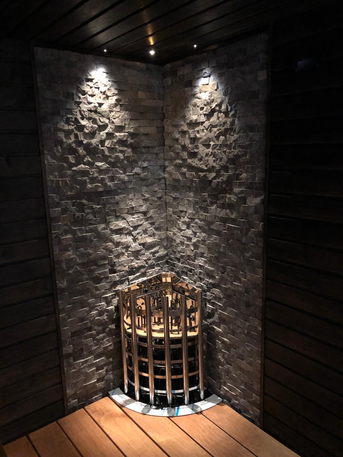 Saunaremontti Varsinais-Suomi, pilarikiuas ja valaistu luonnonkiviseinä.