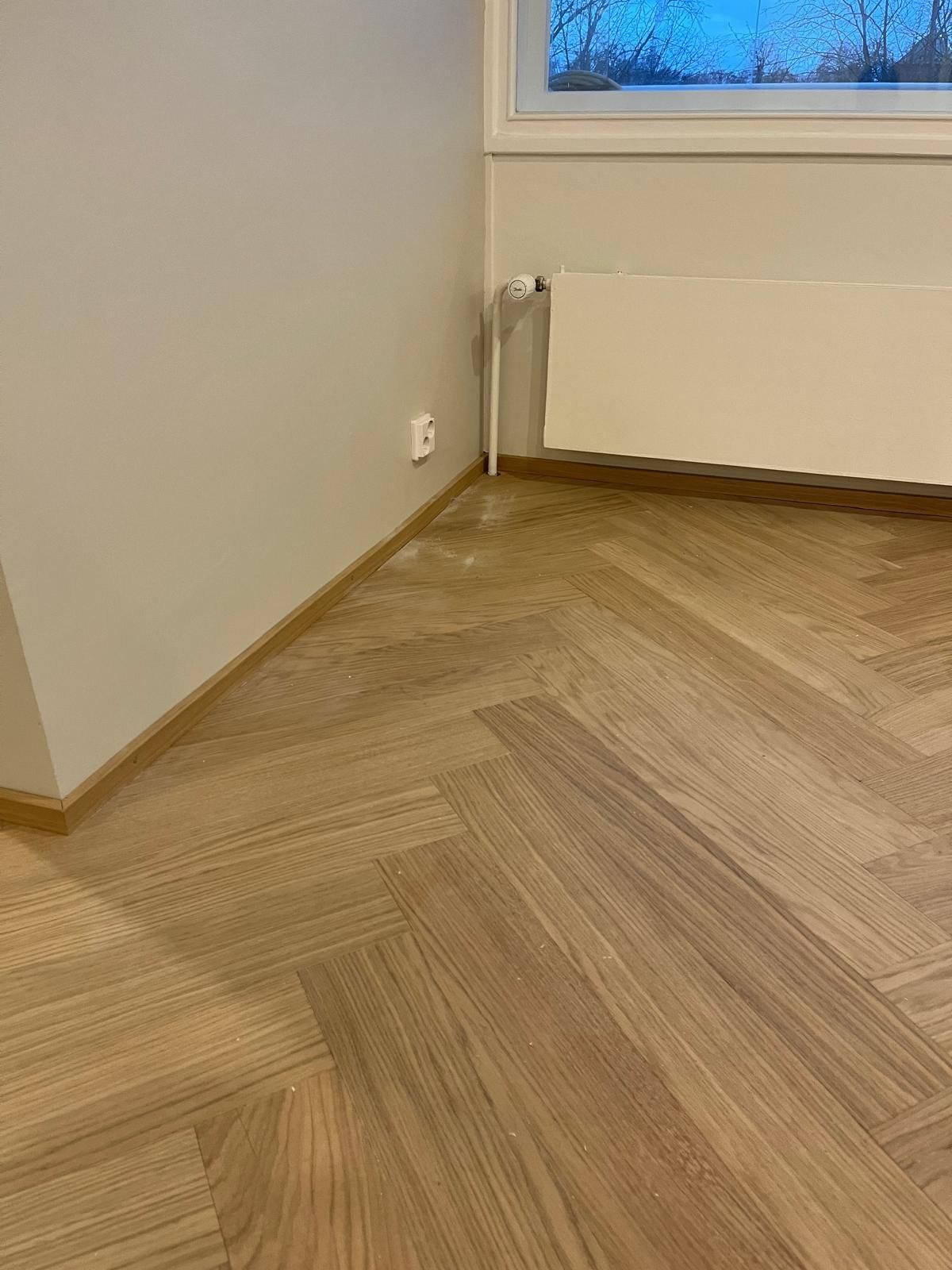 Kalanruotokuvioisen vinyylilattian asennus ja huolelliset pohjatyöt Pintapiste Oy.