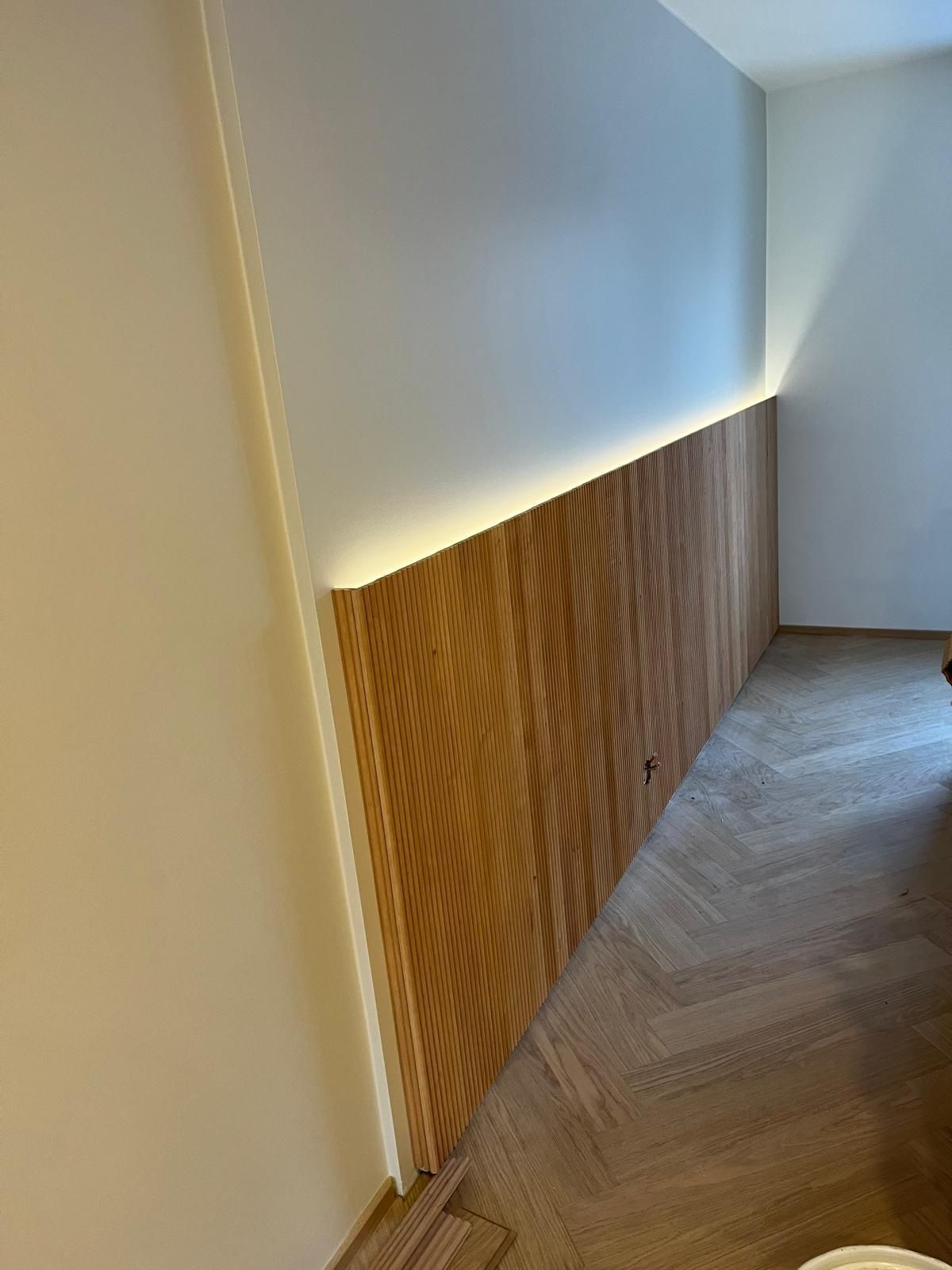 Vaalean tammen sävyinen vinyylilankku asennettuna oleskelutilaan, kestävä ja moderni lattiaremontti.