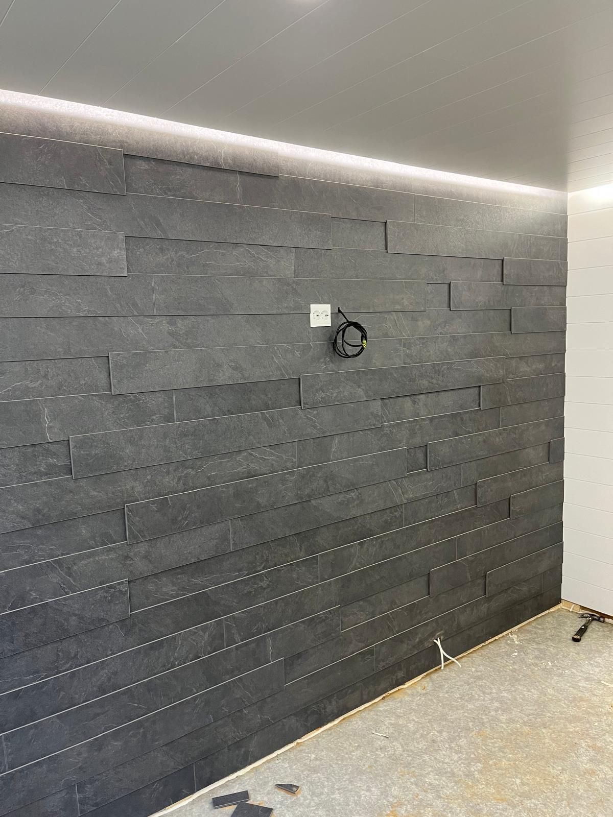 Tehosteseinän tapetointi ja tarkat pohjatyöt makuuhuoneessa, huoneistoremontti Pintapiste Oy.