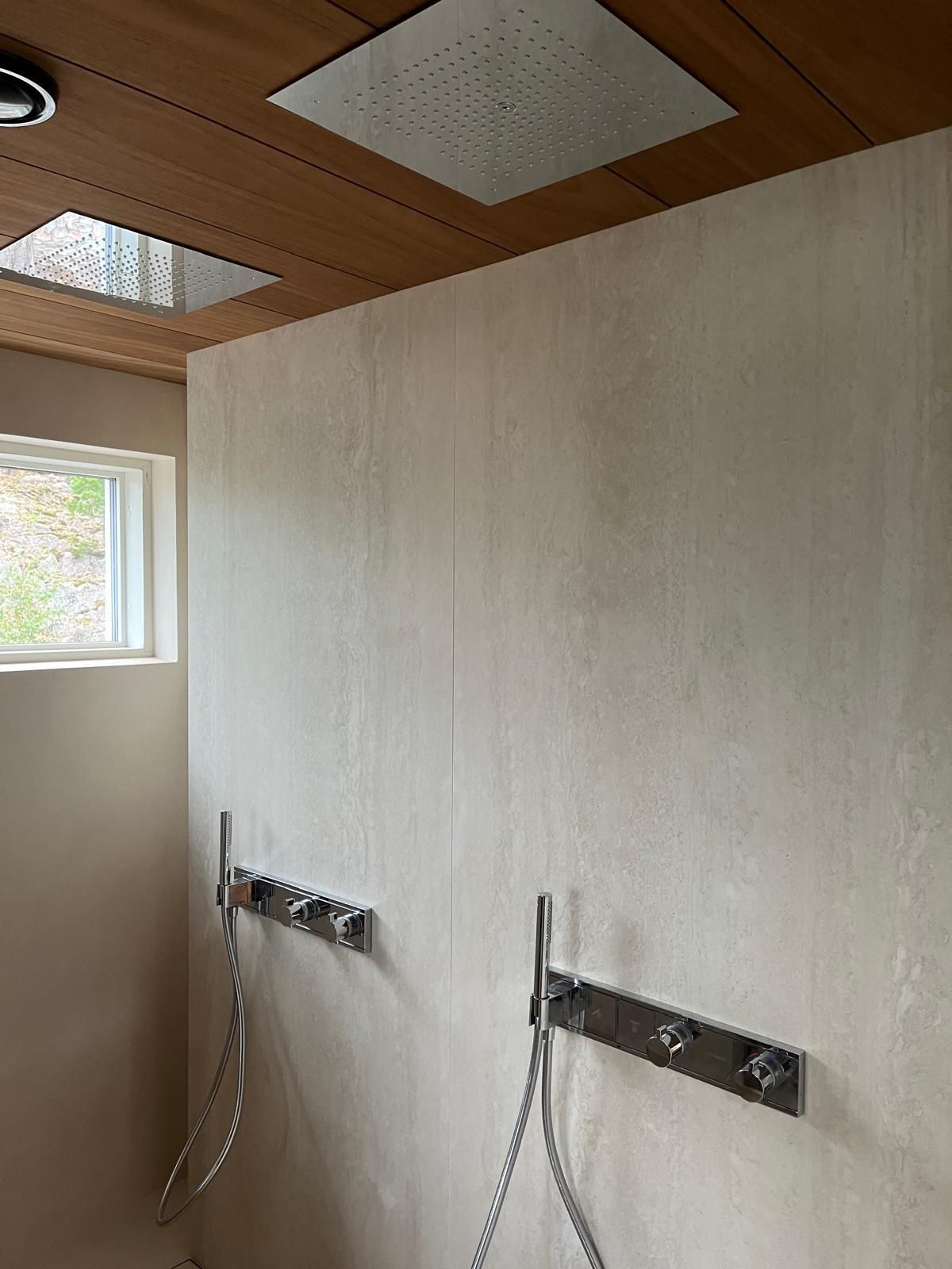 Tehosteseinän tapetointi ja tarkat pohjatyöt makuuhuoneessa, huoneistoremontti Pintapiste Oy.