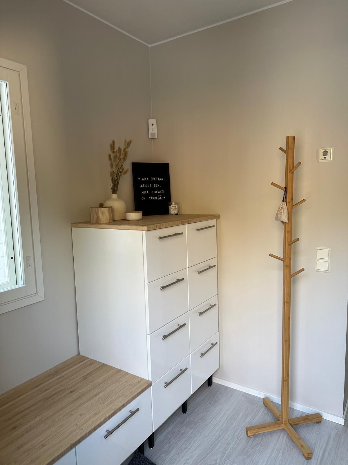 Kalanruotovinyylin asennus käynnissä Naantalissa, vaalea tammen sävyinen lattia ja Pintapiste Oy:n työkalut.